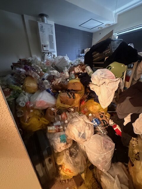 札幌市豊平区のゴミ屋敷清掃BEFORE/AFTER、物が積み上がった状態から原状回復までの違い