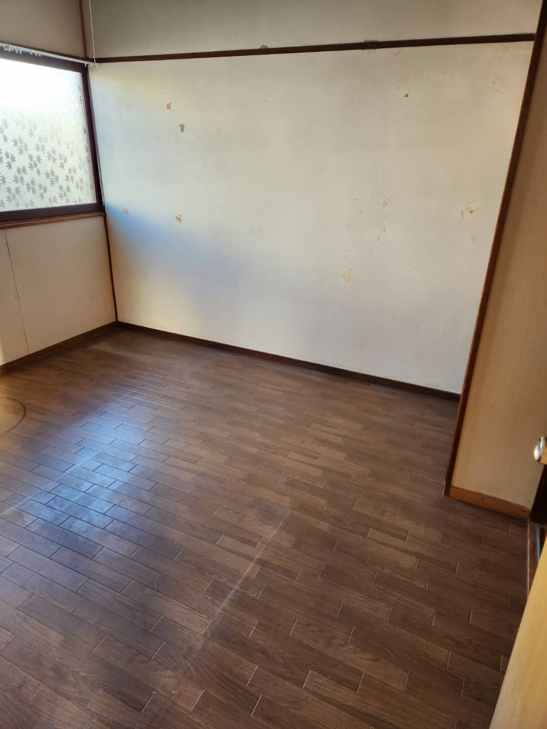 函館市の空き家片付け作業の様子、家財の仕分けと買取査定を同時進行する作業現場